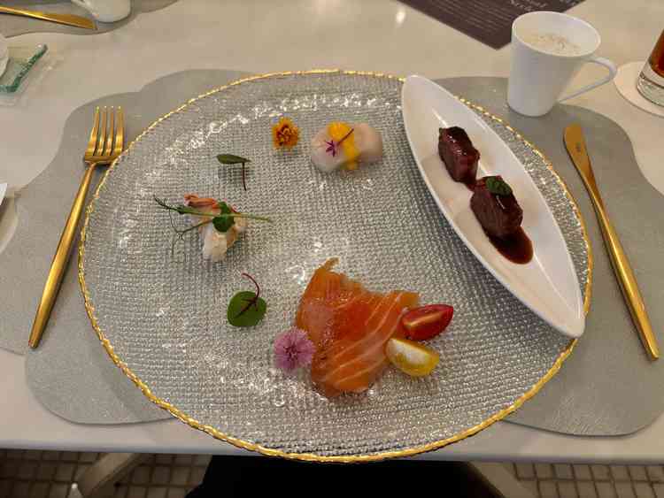 試食でいただいた、前菜とメインのお肉が乗ったプレート、スープ。お肉が柔らかくて美味しくて感動しました