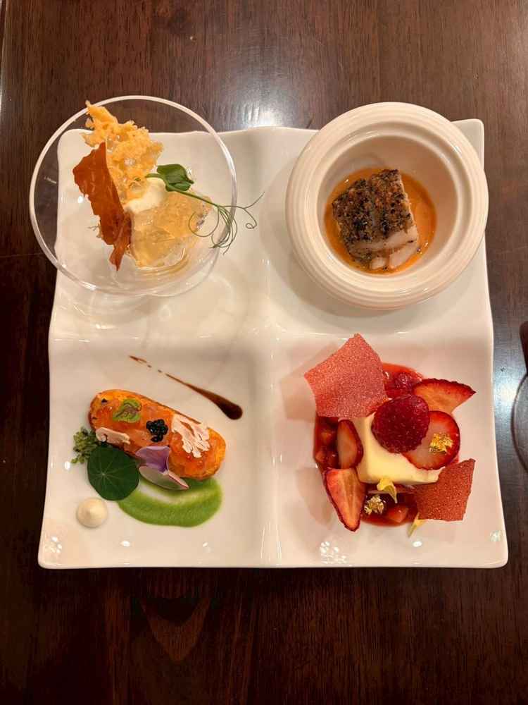 料理長が挨拶に来てくれました。ワンプレートの試食タイプ。料理自慢なだけあり全て美味しかったです。