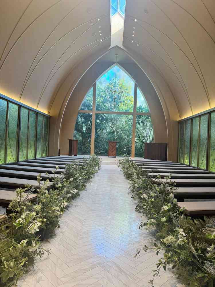 正面に木があるチャペルで、雨でも暗くならなさそうでした。