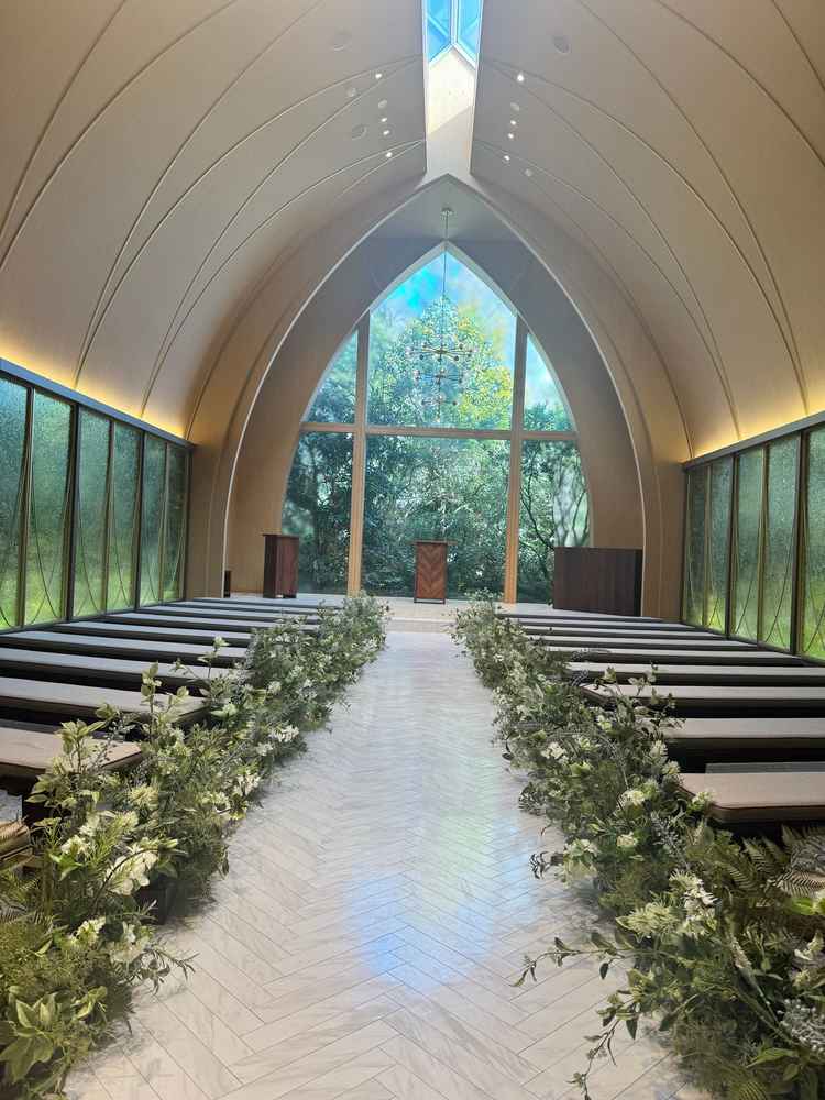 正面に木があるチャペルで、雨でも暗くならなさそうでした。