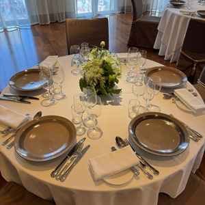 こだわりのお皿が置かれた披露宴会場