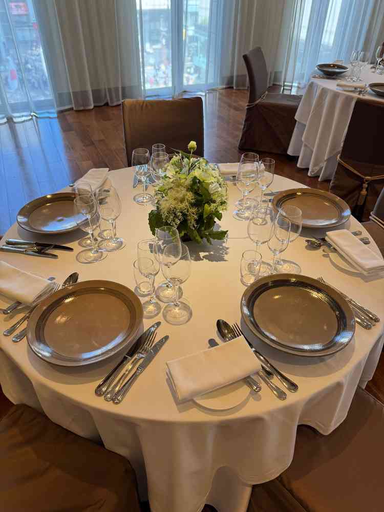 こだわりのお皿が置かれた披露宴会場