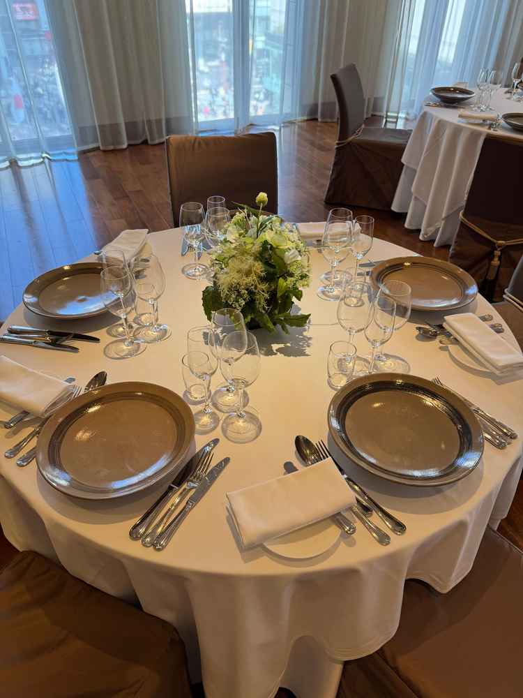 こだわりのお皿が置かれた披露宴会場