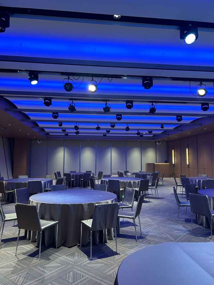 披露宴会場（ブラインド締め切りライトアップ）