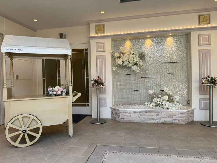 披露宴会場の1つ。白が、貴重で上品かつ豪華な披露宴会場。