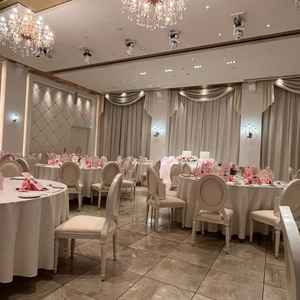 2つ目の披露宴会場見学。白を基調にカーテンを閉めても明るい雰囲気でした。