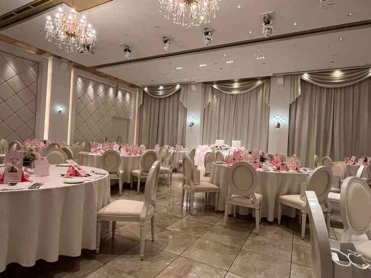 2つ目の披露宴会場見学。白を基調にカーテンを閉めても明るい雰囲気でした。