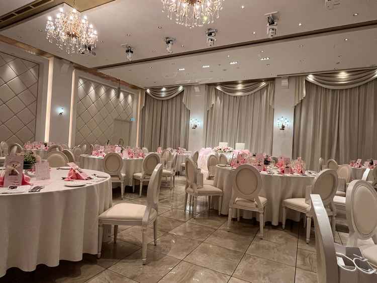 2つ目の披露宴会場見学。白を基調にカーテンを閉めても明るい雰囲気でした。