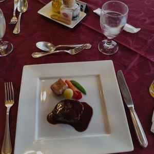 コースの料理をいただきました。お肉がとてもおいしかったです。