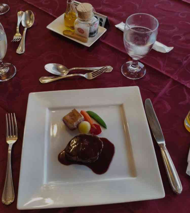 コースの料理をいただきました。お肉がとてもおいしかったです。