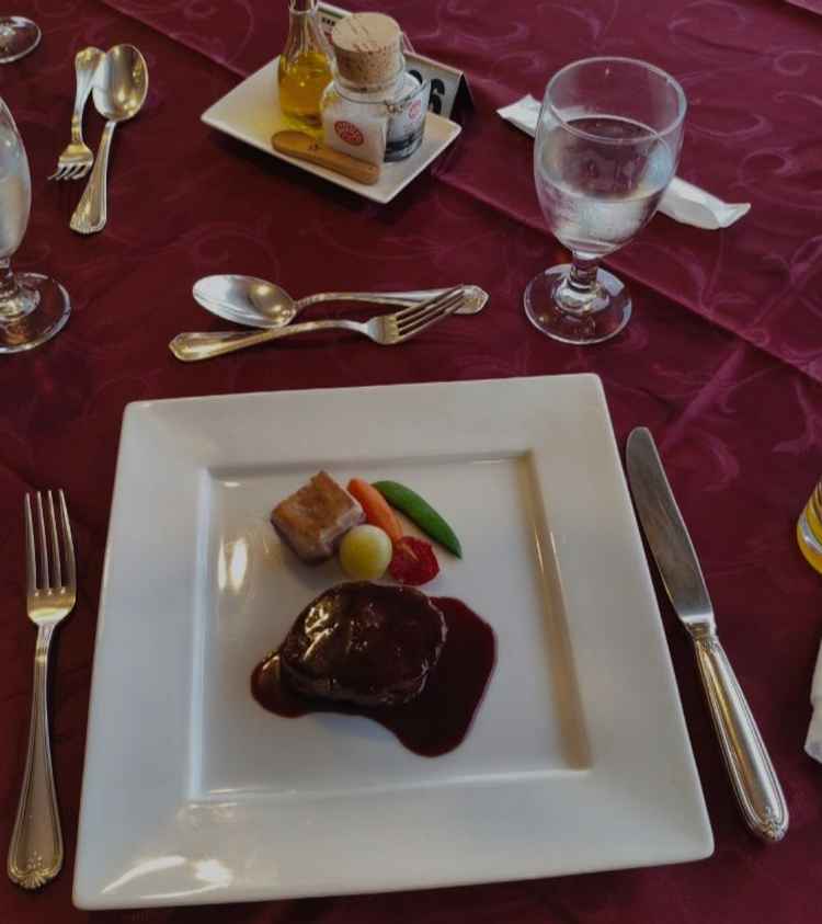 コースの料理をいただきました。お肉がとてもおいしかったです。