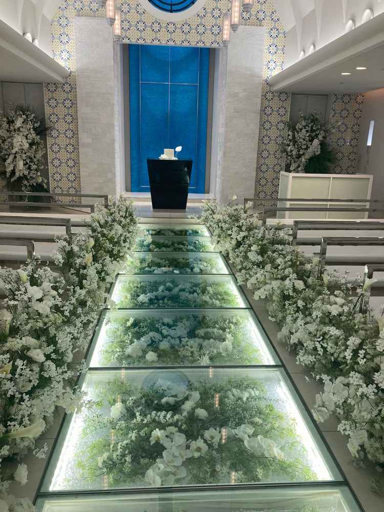 チャペルのバージンロード。お花が敷き詰められててとても綺麗。