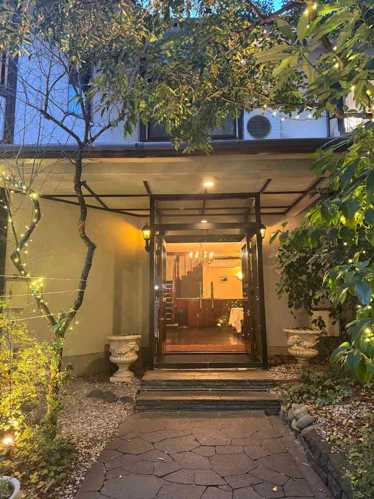 エントランスは若干の段差があるが良い雰囲気