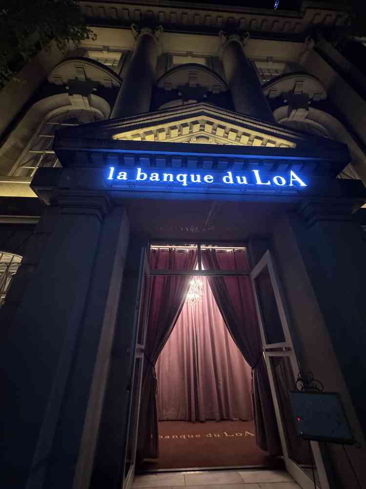 重厚感のあるエントランス