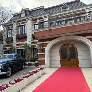 雰囲気のある洋館で、遠くから見ても華やか