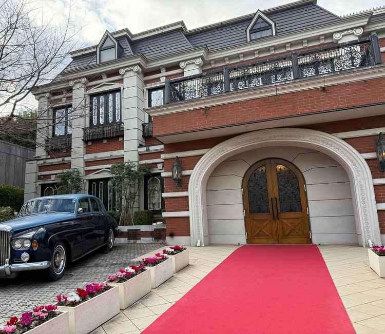 雰囲気のある洋館で、遠くから見ても華やか