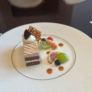 フルオーダーの食事のなかで、実際に先日の結婚式で出たケーキ