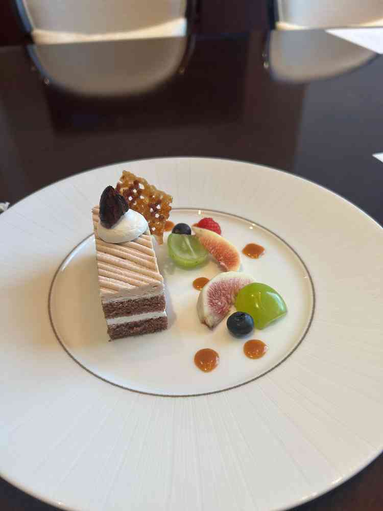 フルオーダーの食事のなかで、実際に先日の結婚式で出たケーキ