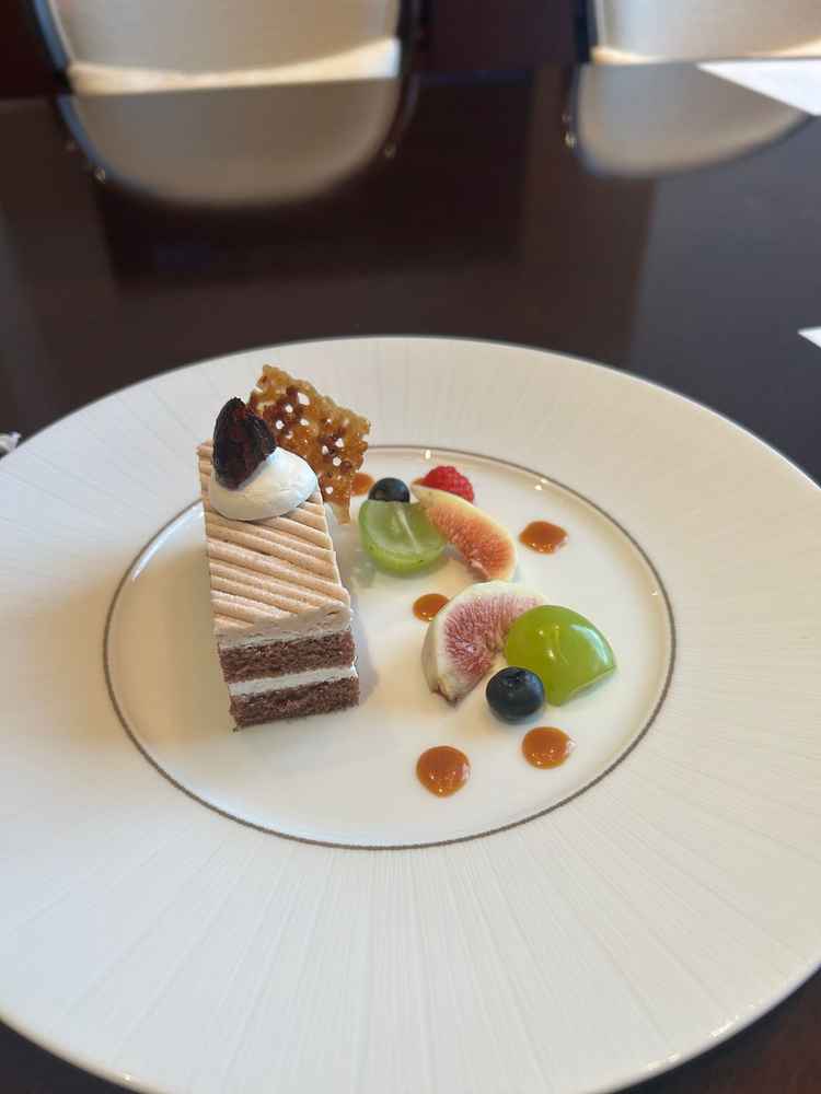 フルオーダーの食事のなかで、実際に先日の結婚式で出たケーキ