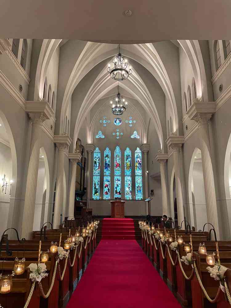 チャペルはとてもロマンチックな雰囲気でした！蝋燭がライトじゃなくて本物なのも、雰囲気があって素敵！