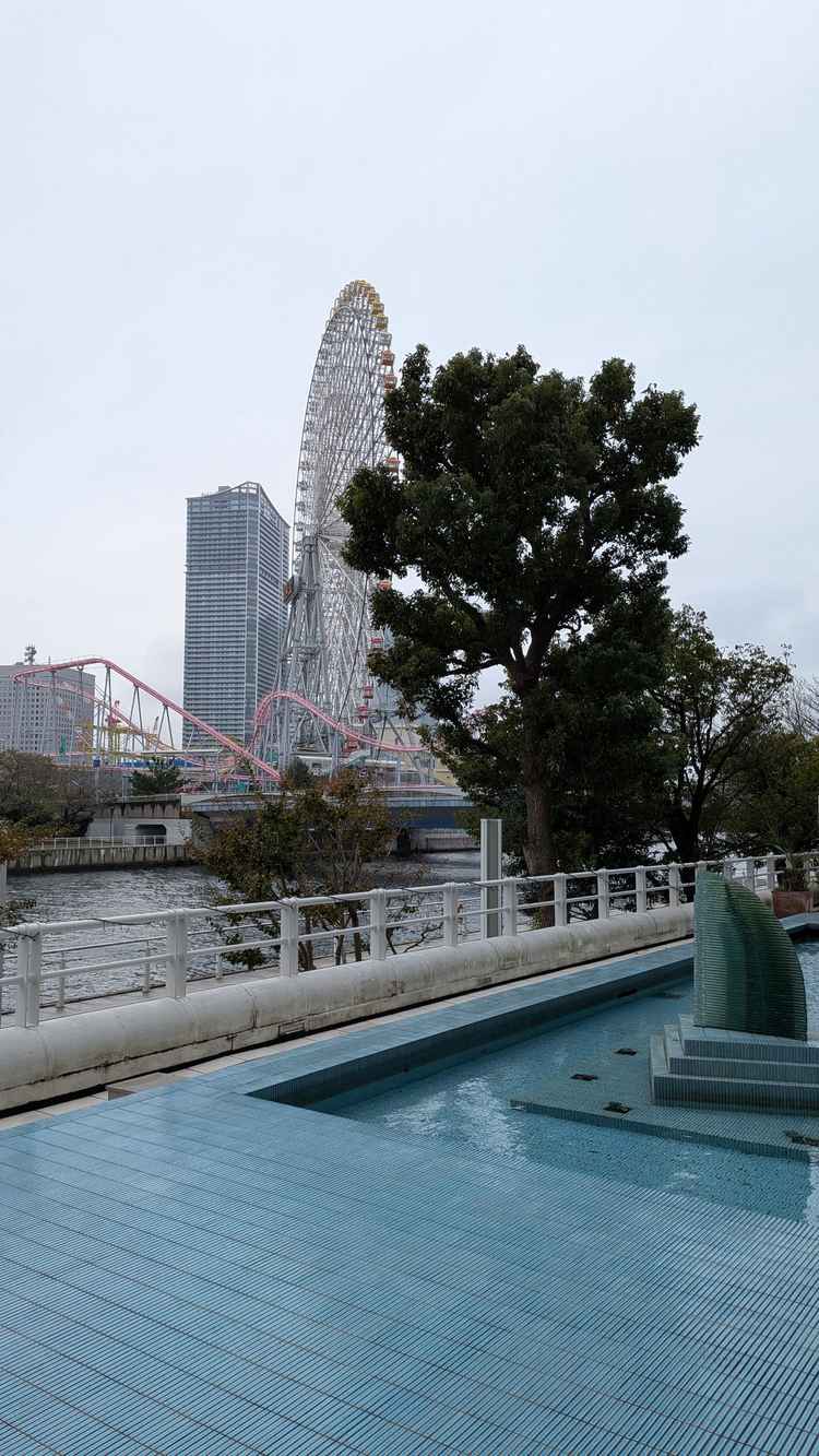 挙式会場から出てすぐのガーデンからの景色。浅めのプールもあり、バルーンを使った演出もできそう。