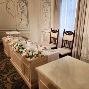 上品でありながらもお花の装飾による可憐さも併せ持つ素敵な披露宴会場でした。