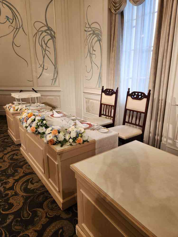 上品でありながらもお花の装飾による可憐さも併せ持つ素敵な披露宴会場でした。