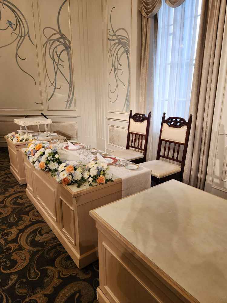 上品でありながらもお花の装飾による可憐さも併せ持つ素敵な披露宴会場でした。