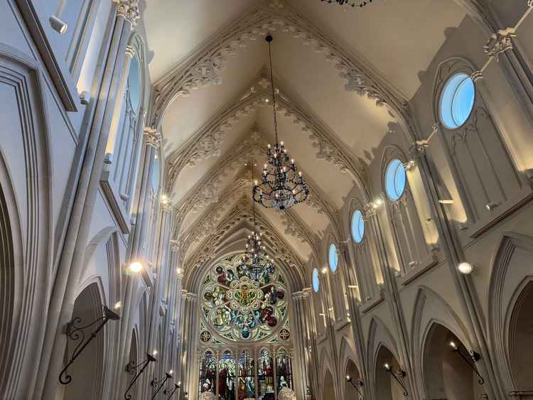 ステンドグラスの迫力と聖歌隊がすごい素敵