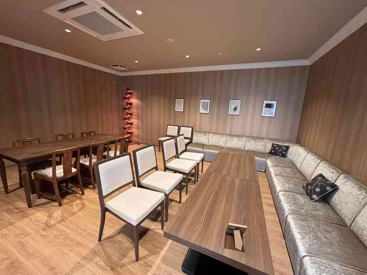 親族控室。両家別の部屋であるにも関わらず、広いお部屋が用意されている。