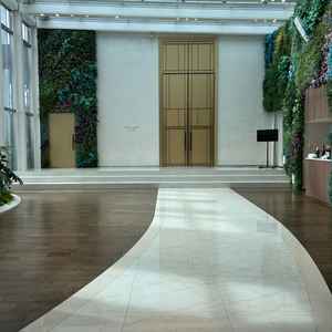 チャペルの前の道で、式後フラワーシャワーなども行えるそうです。