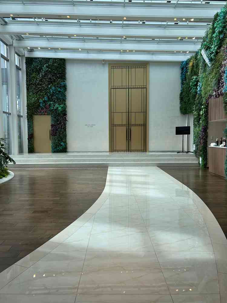 チャペルの前の道で、式後フラワーシャワーなども行えるそうです。