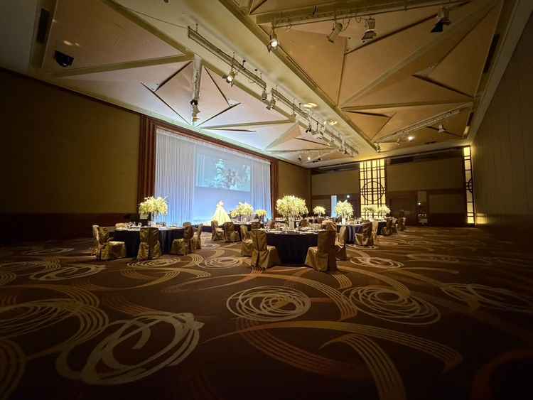 天井が高く華やかな印象の式場でした。