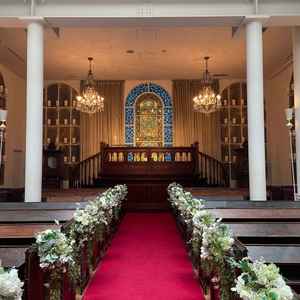 挙式会場。天井の大きな窓から自然光が入ってくるつくりで会場の温かみを感じました。