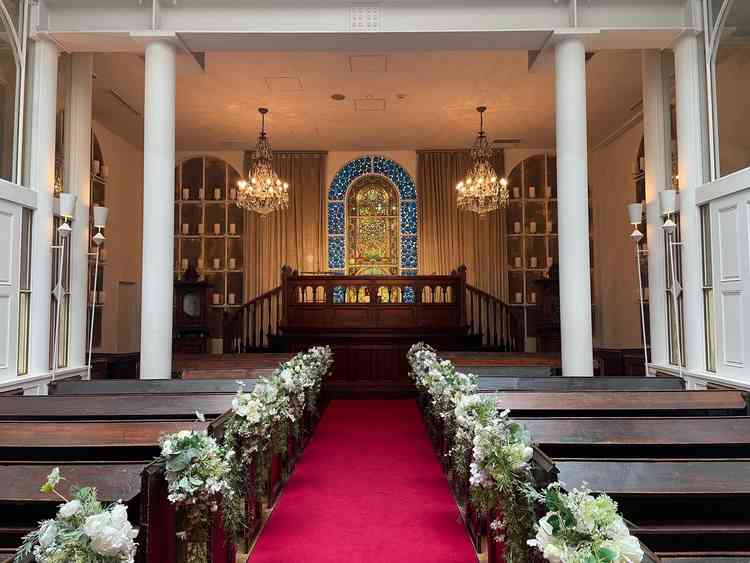 挙式会場。天井の大きな窓から自然光が入ってくるつくりで会場の温かみを感じました。