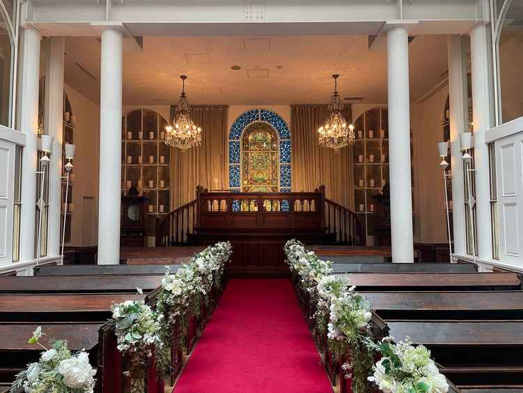 挙式会場。天井の大きな窓から自然光が入ってくるつくりで会場の温かみを感じました。