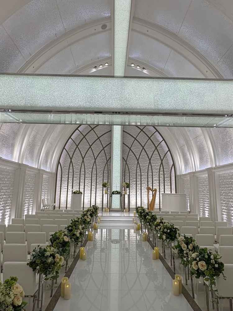 白が基調の挙式会場で、天候に左右されない点と、とてもウェディングドレスが映えそうな雰囲気でした。