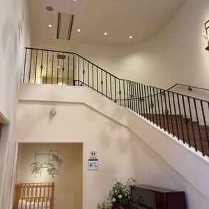 披露宴会場前の階段　ベビーベッドもあり