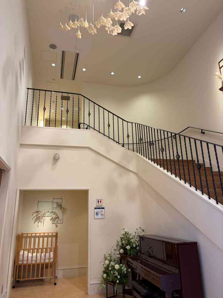 披露宴会場前の階段　ベビーベッドもあり