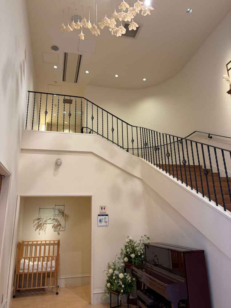 披露宴会場前の階段　ベビーベッドもあり