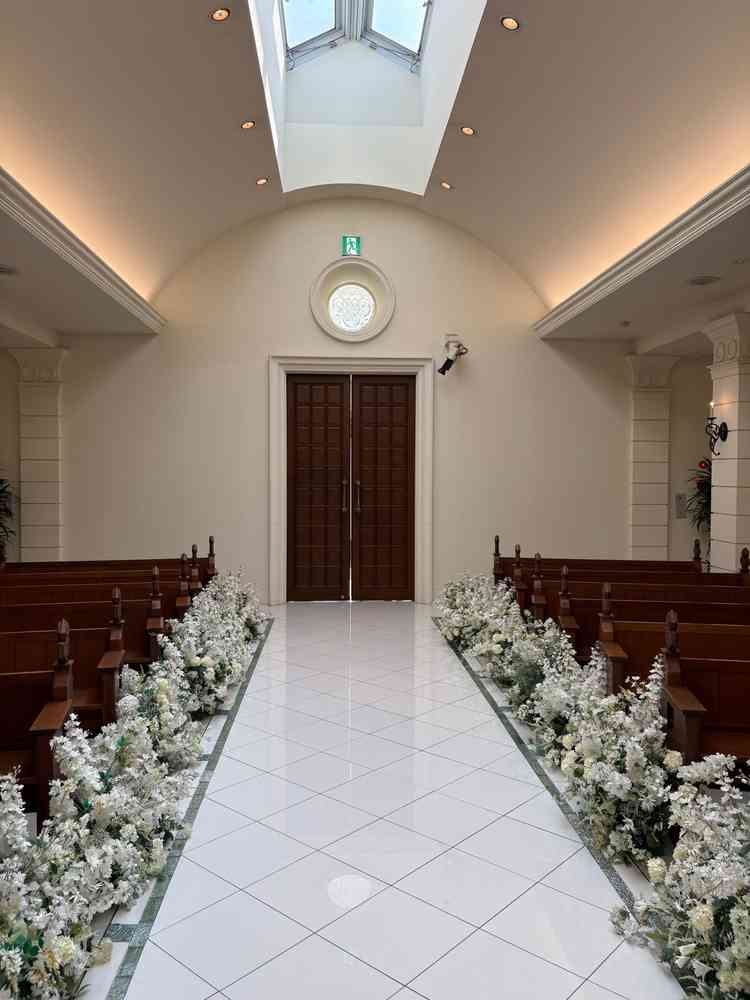 新婦のドレスが綺麗に見えるように、バージンロードが一般的なものより幅が広い作りになっているようです。