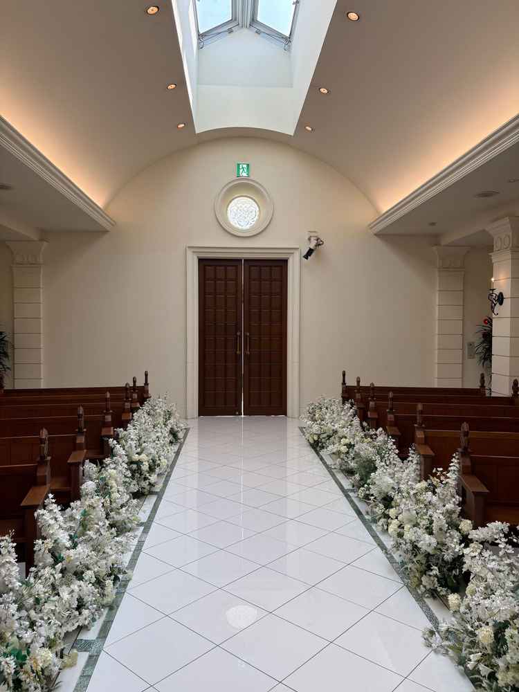 新婦のドレスが綺麗に見えるように、バージンロードが一般的なものより幅が広い作りになっているようです。