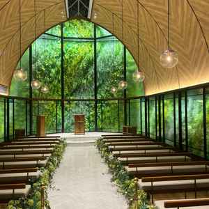 挙式会場は写真で見るより緑に溢れてて天候に左右されず明るい雰囲気だった