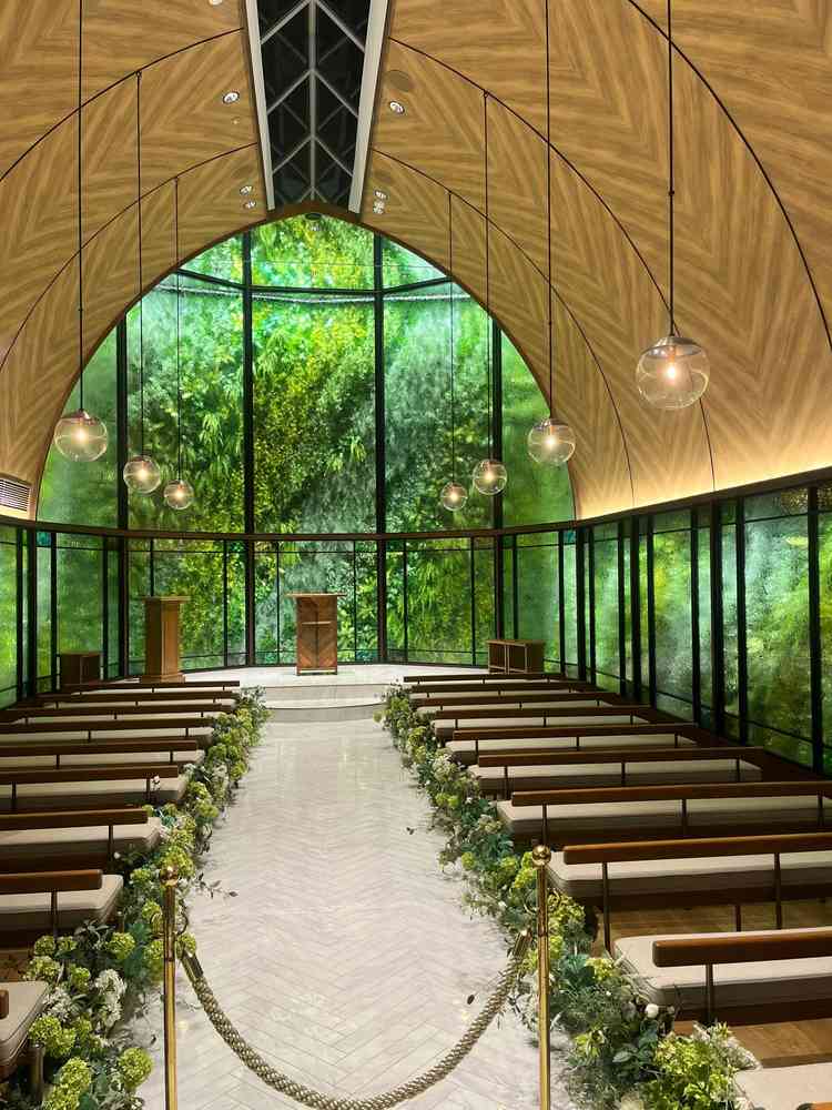 挙式会場は写真で見るより緑に溢れてて天候に左右されず明るい雰囲気だった