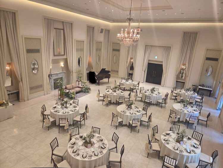 披露宴会場に入るとピアノ演奏のサプライズで迎え入れてくださいました。白基調の素敵な会場でした