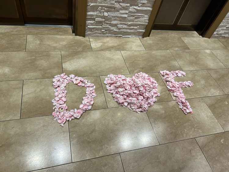 私たちのイニシャルを花びらで作ってくれました。