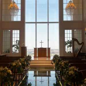 挙式会場。窓から見える景色がとても綺麗で、高層階が活かされていた。床もガラス張りで面白い。