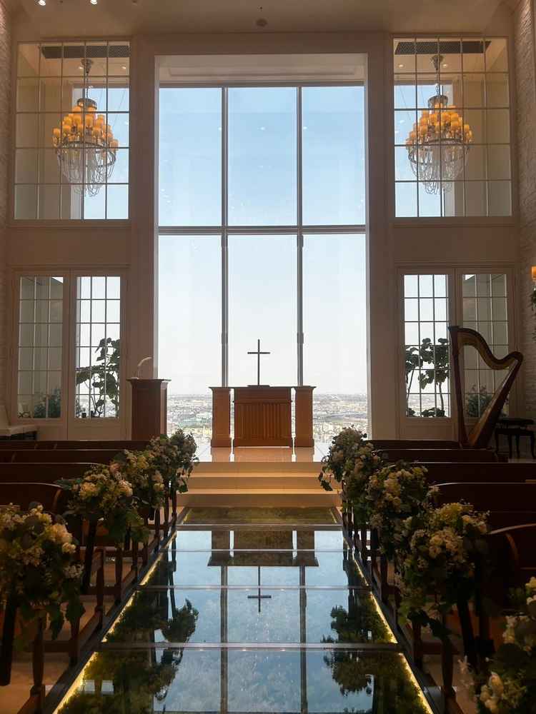 挙式会場。窓から見える景色がとても綺麗で、高層階が活かされていた。床もガラス張りで面白い。