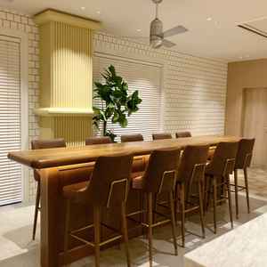 ゲストの待合室にある、複数種類の椅子・机の1つ