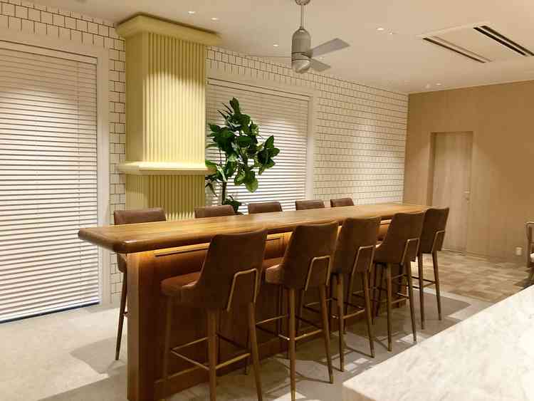 ゲストの待合室にある、複数種類の椅子・机の1つ